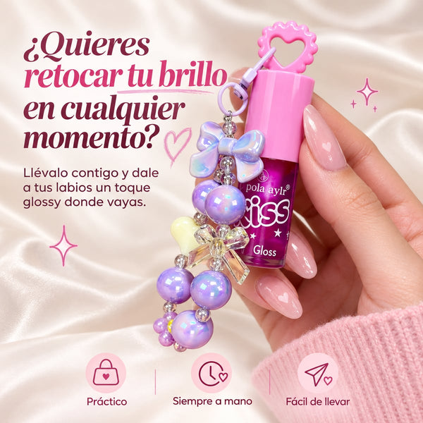 Brillo labial llavero en la mano