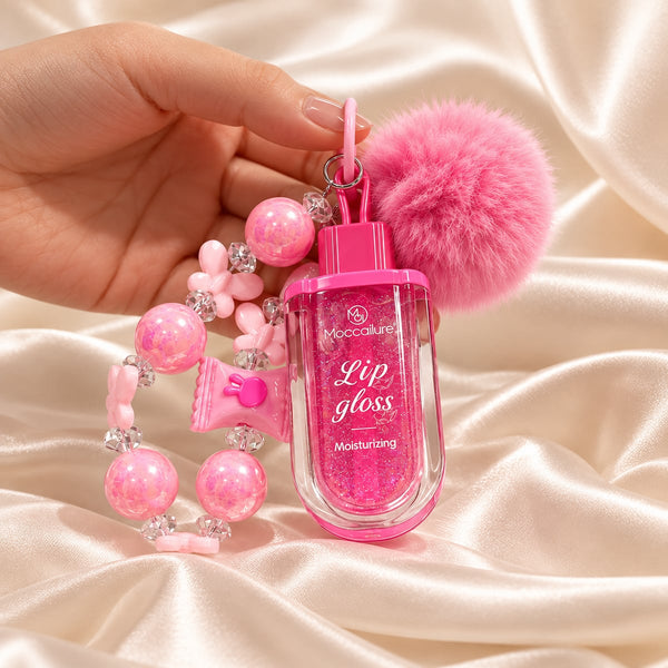 Brillo labial llavero en la mano