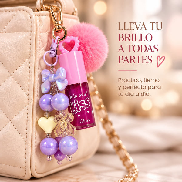Brillo labial llavero colgado en el bolso