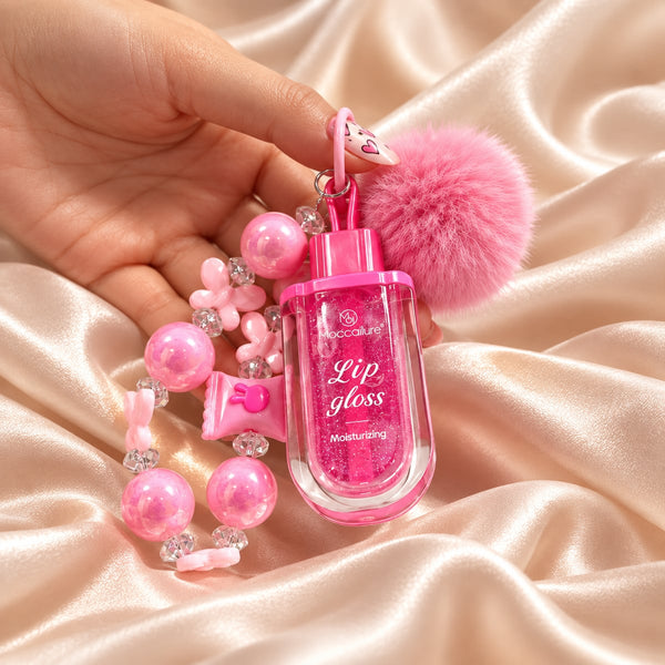 Detalle del brillo labial llavero con pompón