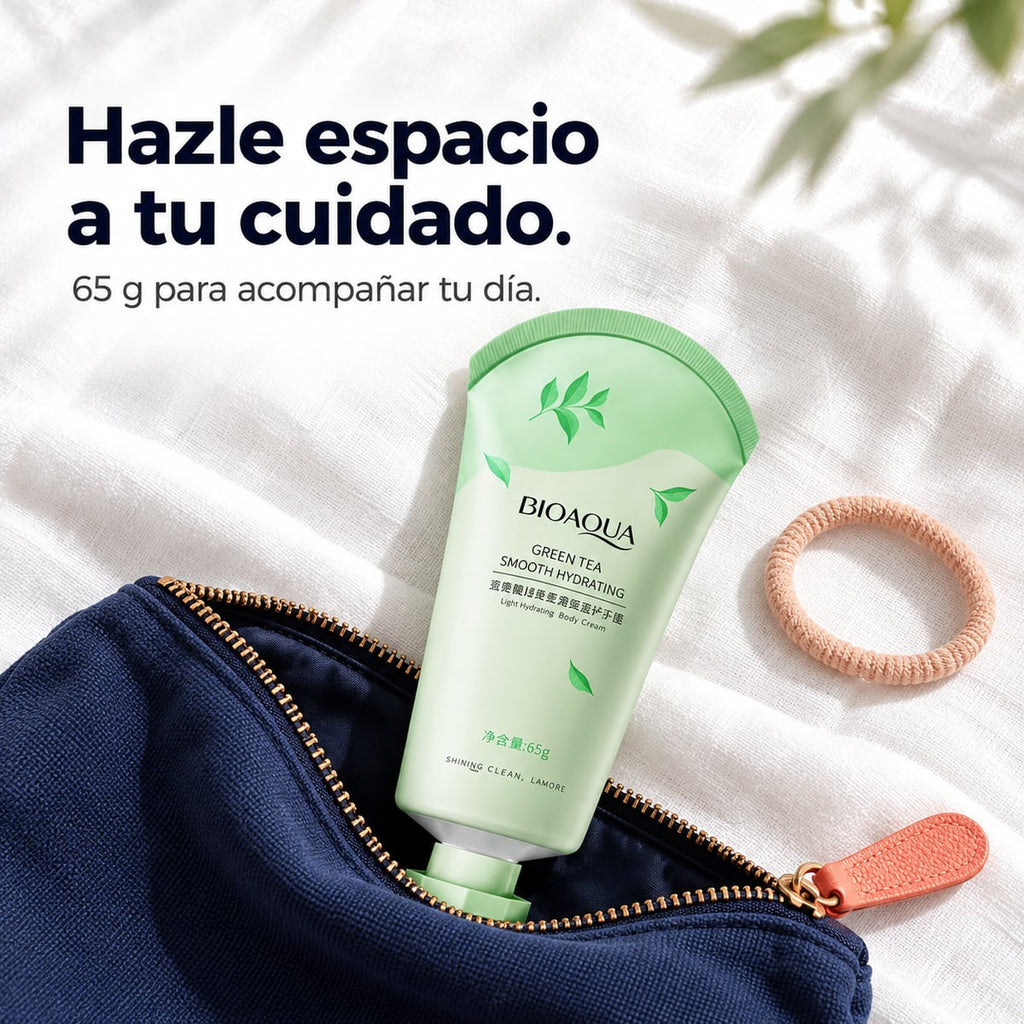 Crema corporal de té verde en el bolso